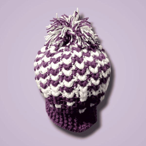 gorro-11-1 Gorro morado tejido a mano: Estilo único y calidez para tu invierno
